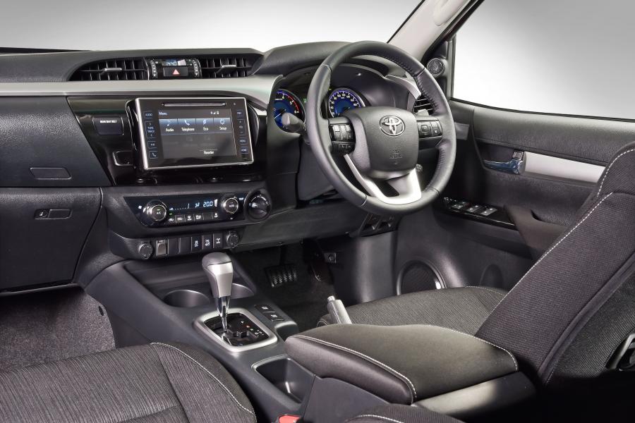 Интерьер Toyota Hilux 4x4 Raider Double Cab 2016 года  (ZA) (фото 34 из 40)